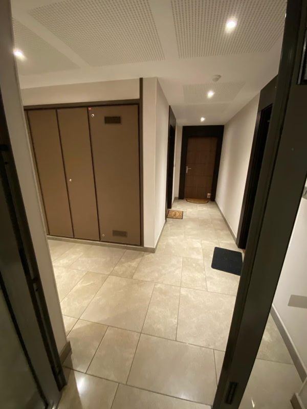 Une fois la porte ouverte, tournez à gauche