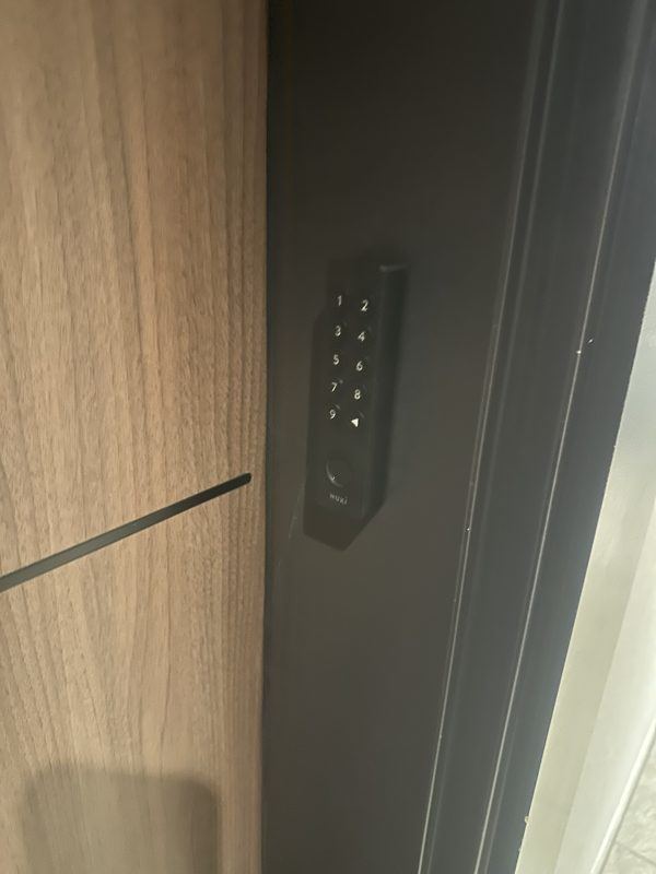 Le clavier sur lequel vous taperez votre code se trouve à droite de la porte 🚪