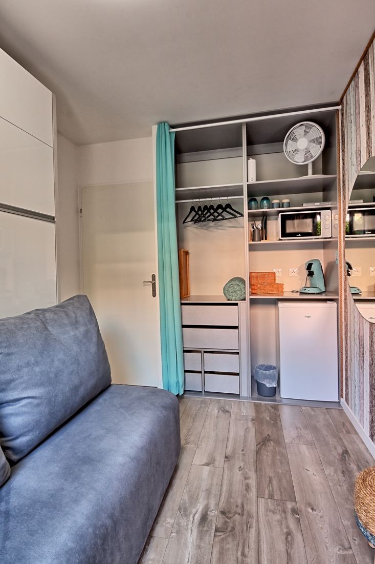 Le canapé et les rangements